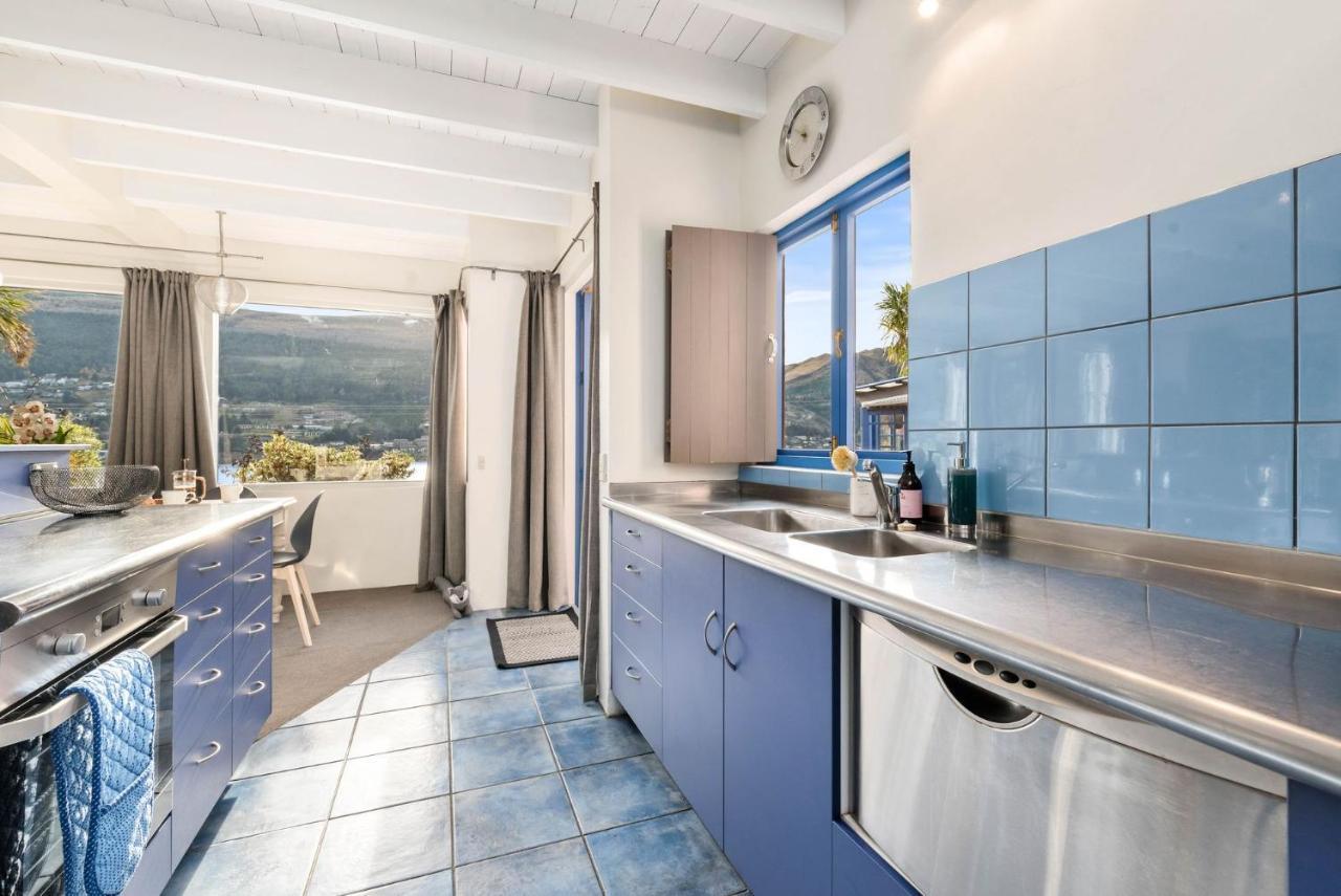 Sunny Lakeview Villa Квинстаун Экстерьер фото