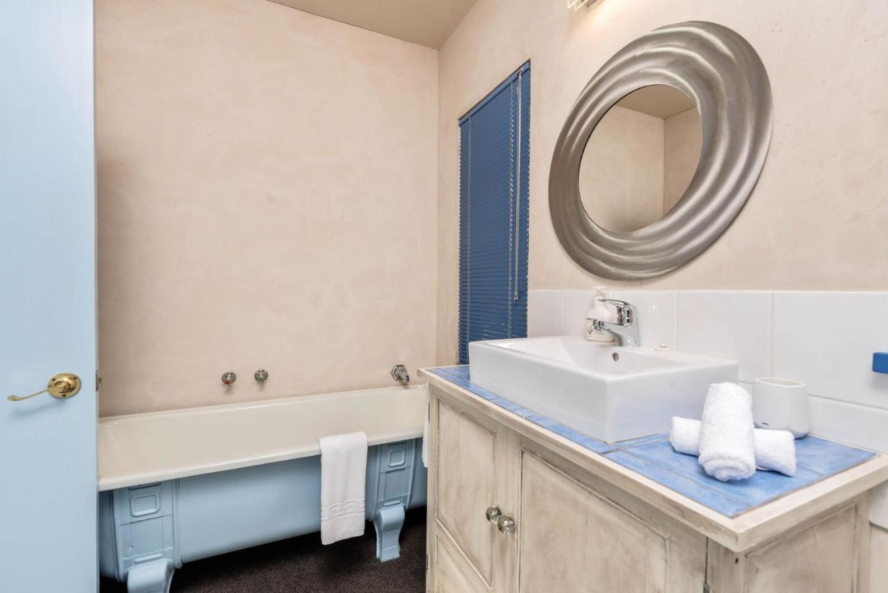 Sunny Lakeview Villa Квинстаун Экстерьер фото