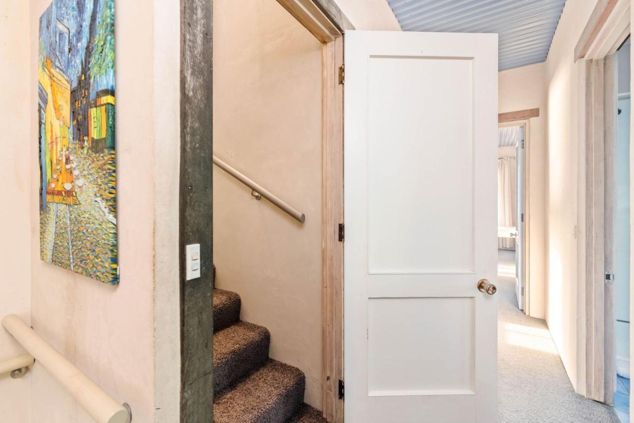 Sunny Lakeview Villa Квинстаун Экстерьер фото